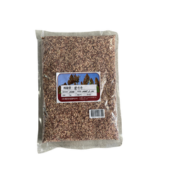 Bag of waxy sorghum with a label on a white background